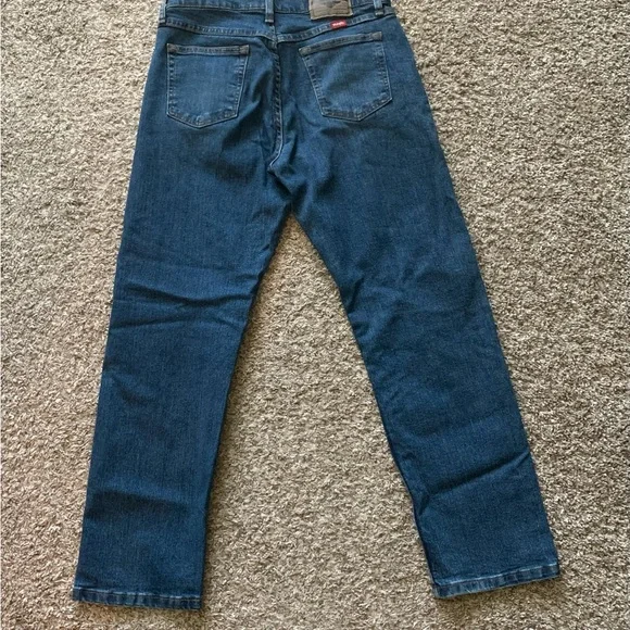 🎉HP🎉 Wrangler Blue Straight Jeans Classic Denim Style - Picture 2 of 4